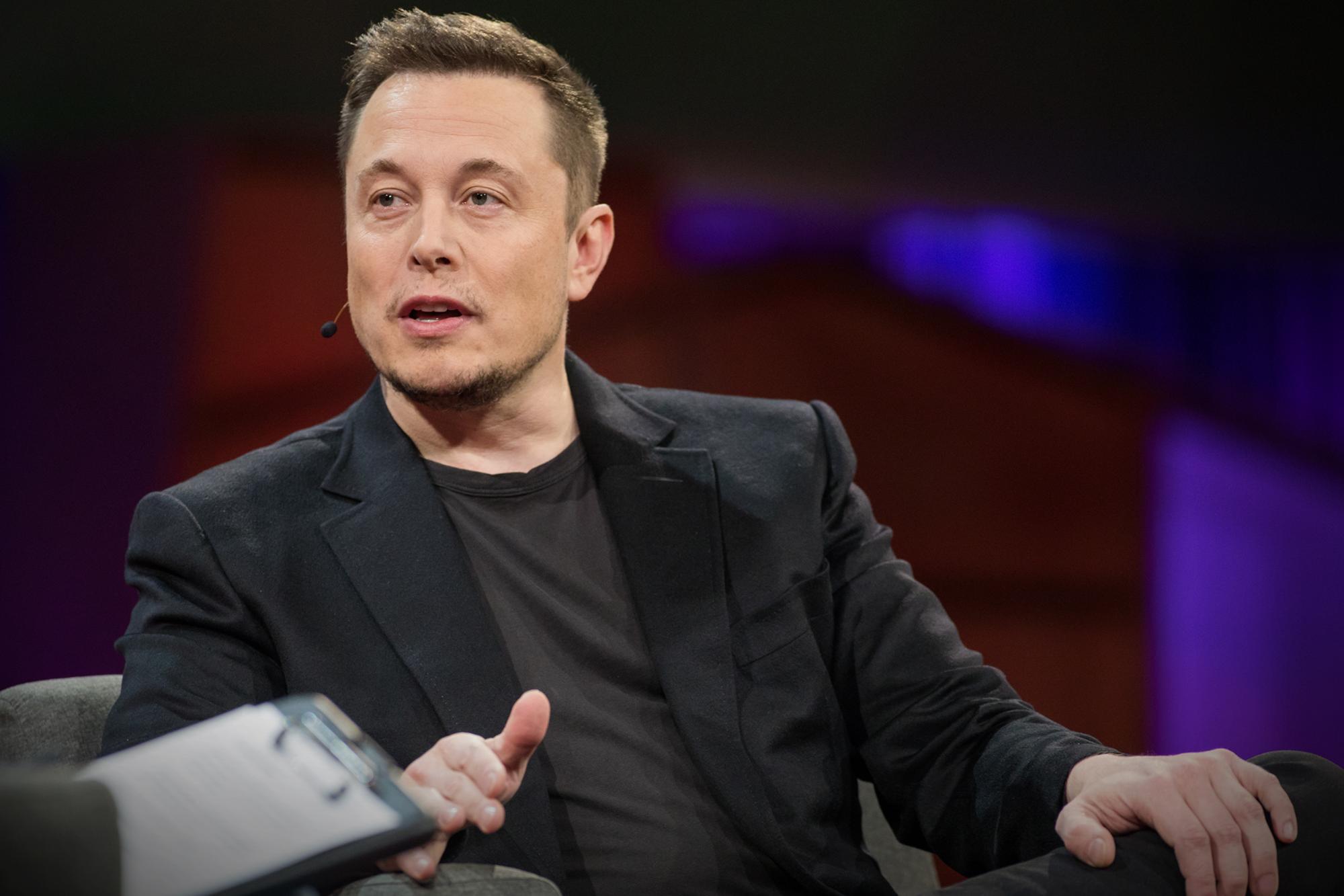 O Elon Musk θα παραμείνει στο τιμόνι της Tesla για ακόμα πέντε χρόνια